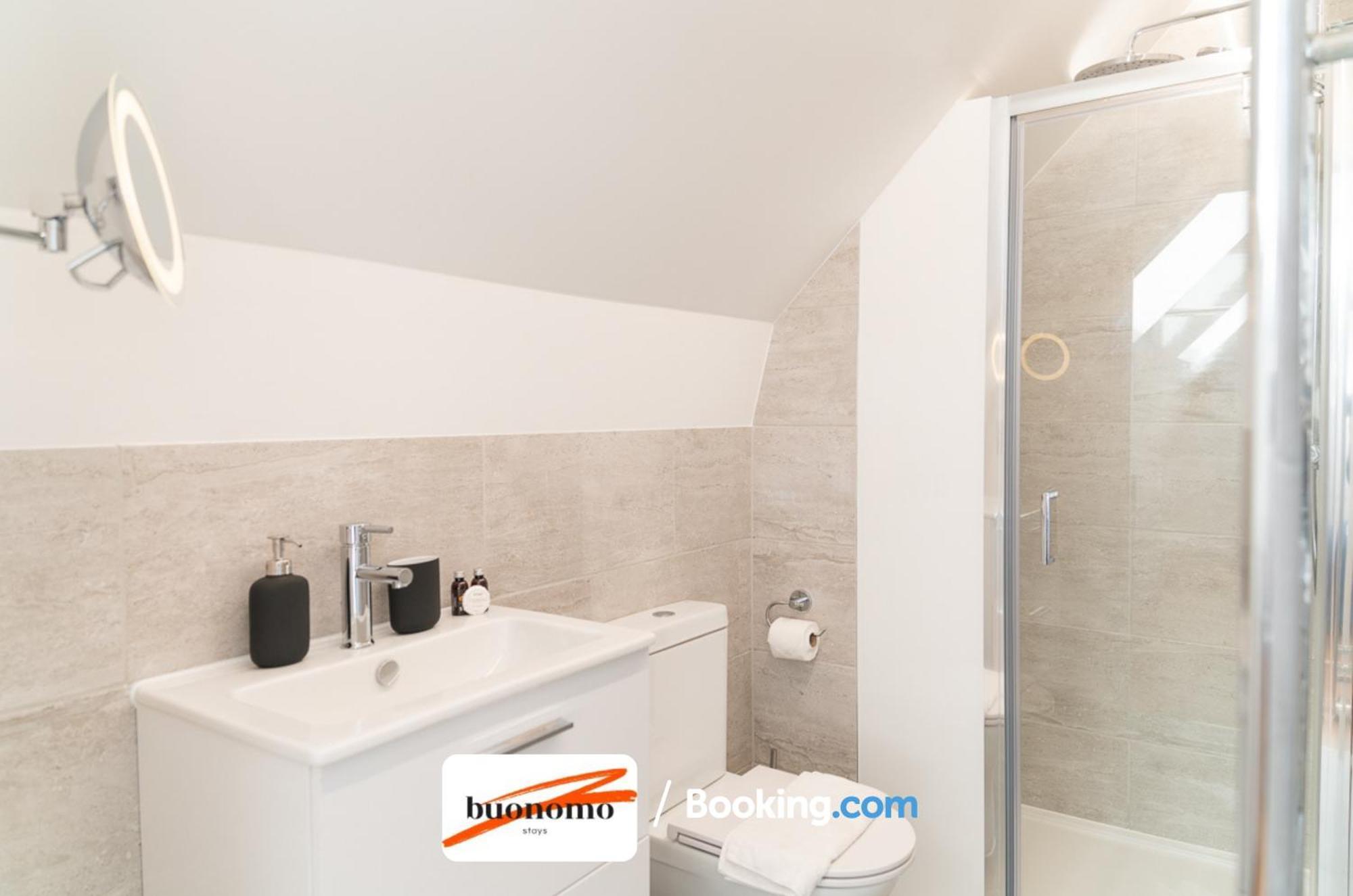 Two Bedroom Apartment At Buonomo Stays Short Lets & Serviced Accommodation London Eksteriør billede